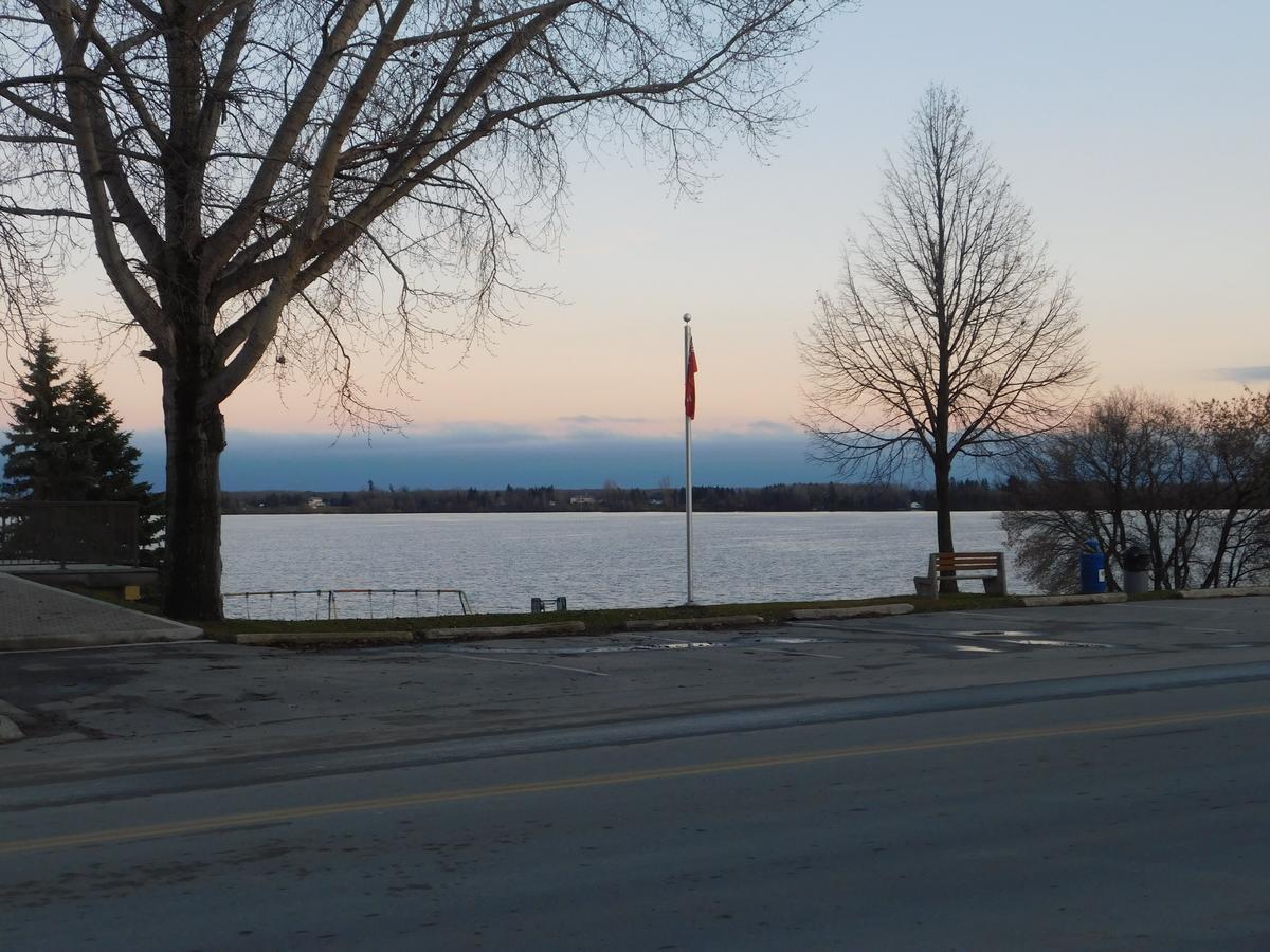The Lakeview Inn Lac du Bonnet Экстерьер фото